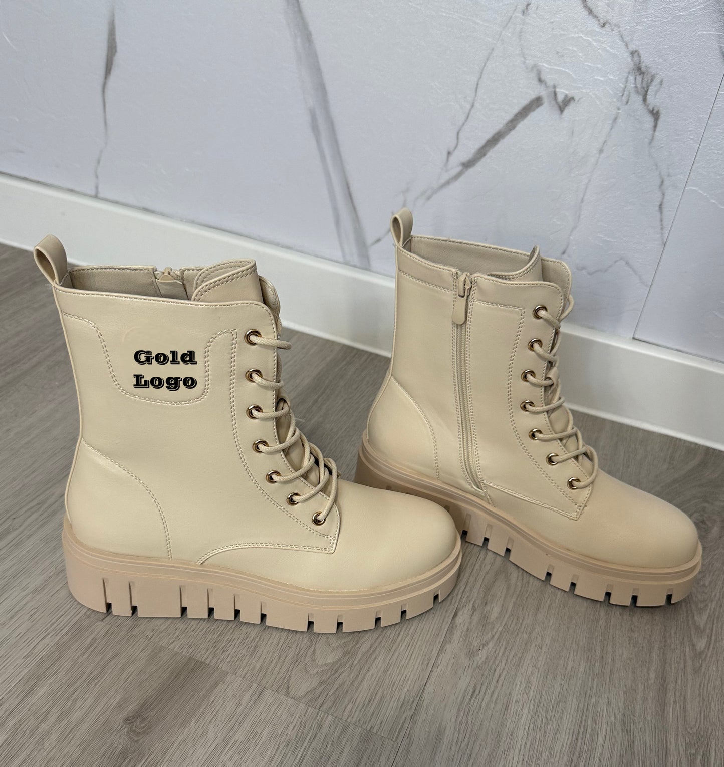 Stiefeletten mit Goldenen Logo