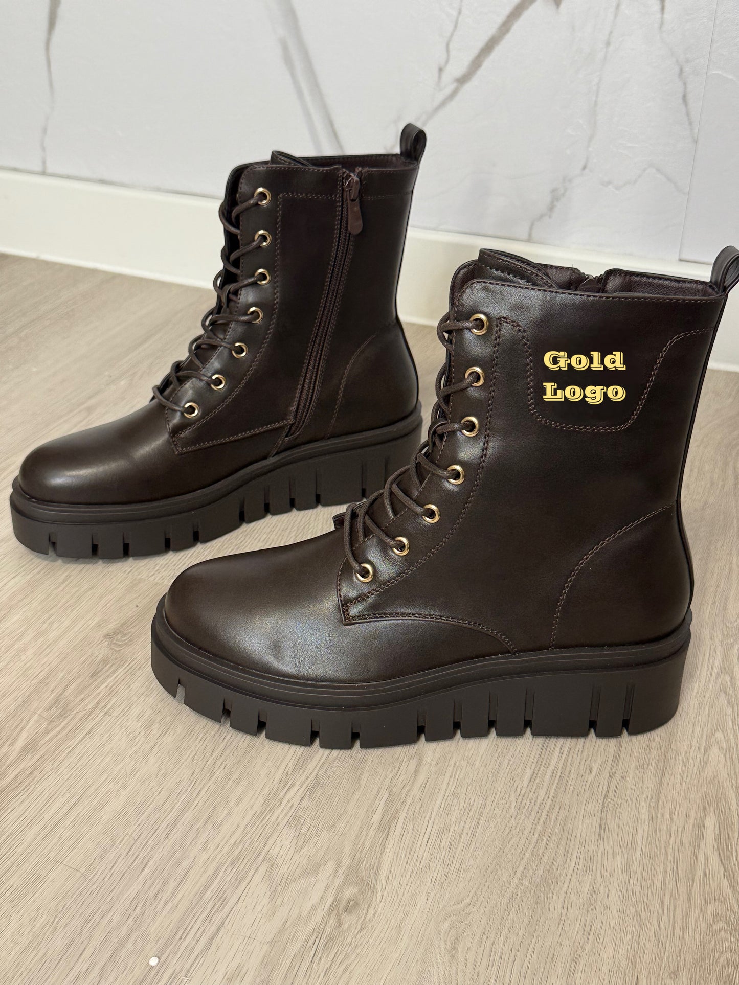 Stiefeletten mit Goldenen Logo