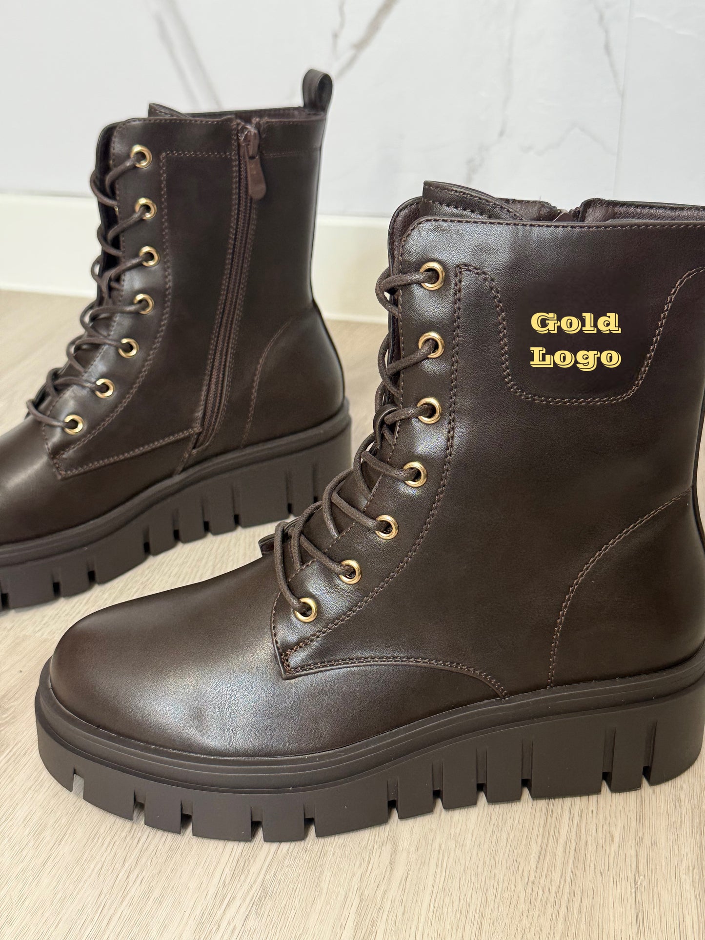 Stiefeletten mit Goldenen Logo