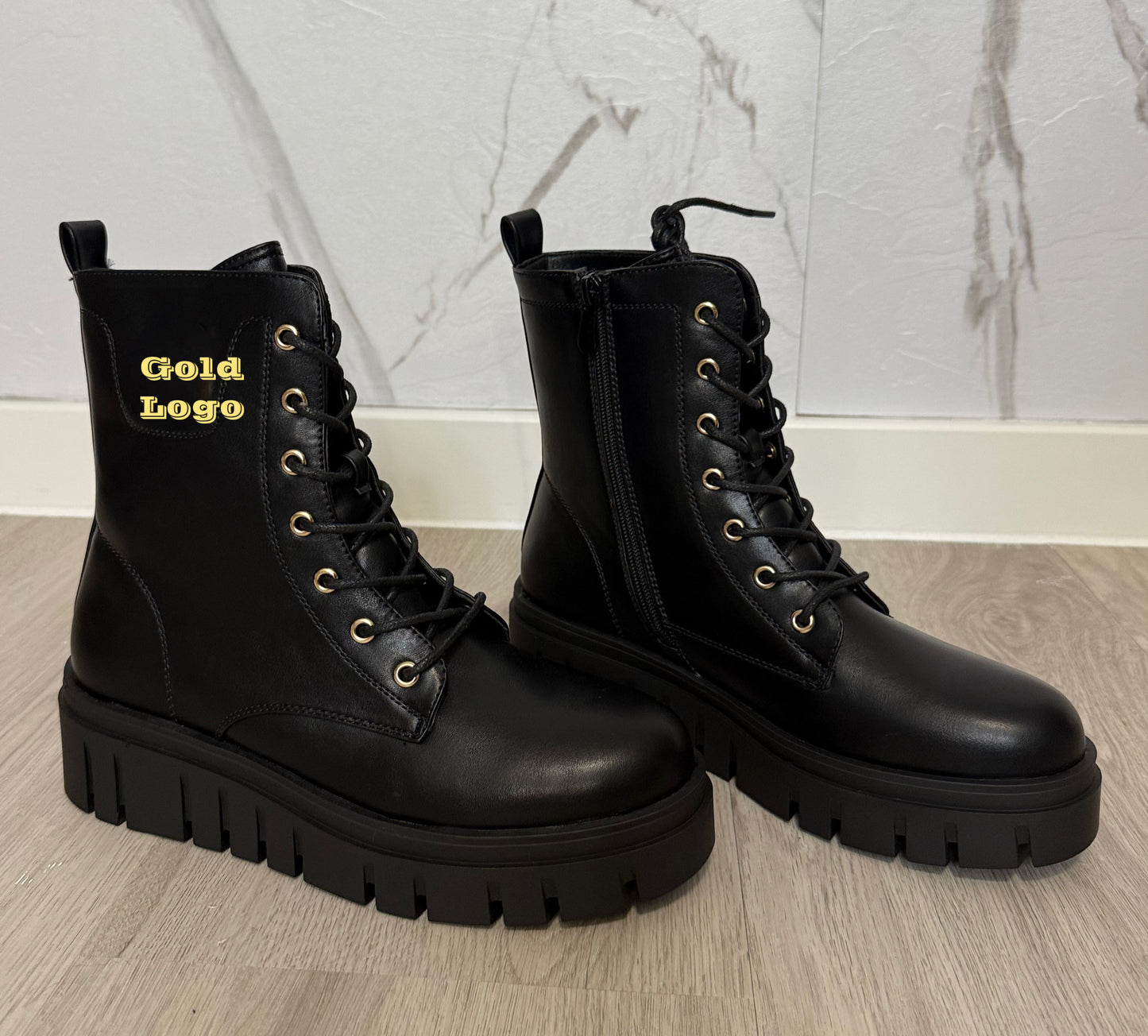 Stiefeletten mit Goldenen Logo